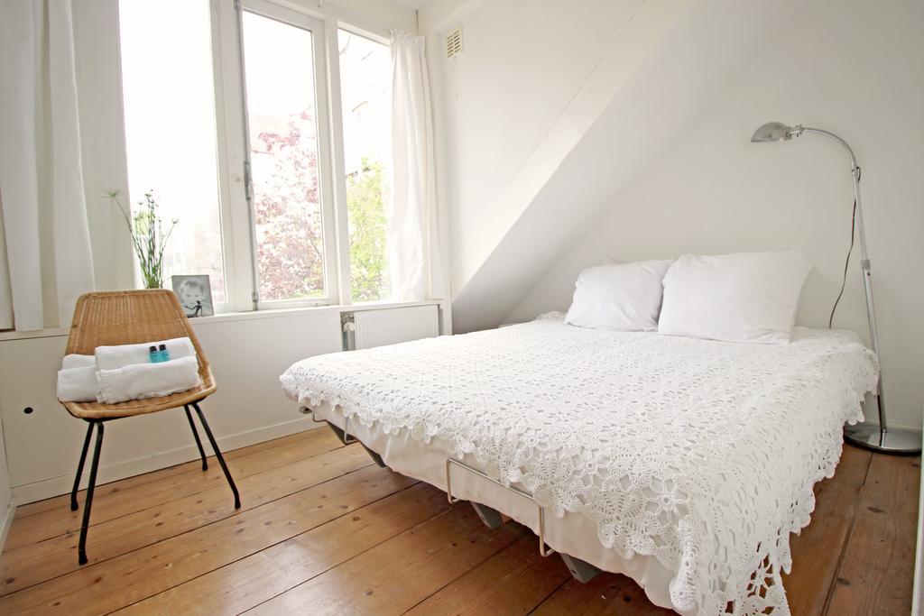 Beautiful 2 Floor Vondelpark Apartment. Bed & Breakfast Amsterdam