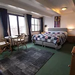 Hotel Adolesce