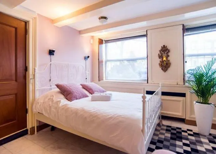 Ground floor Keizersgracht studio canalview