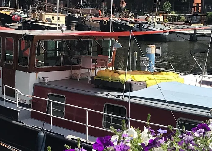Spacious Homely House Boat