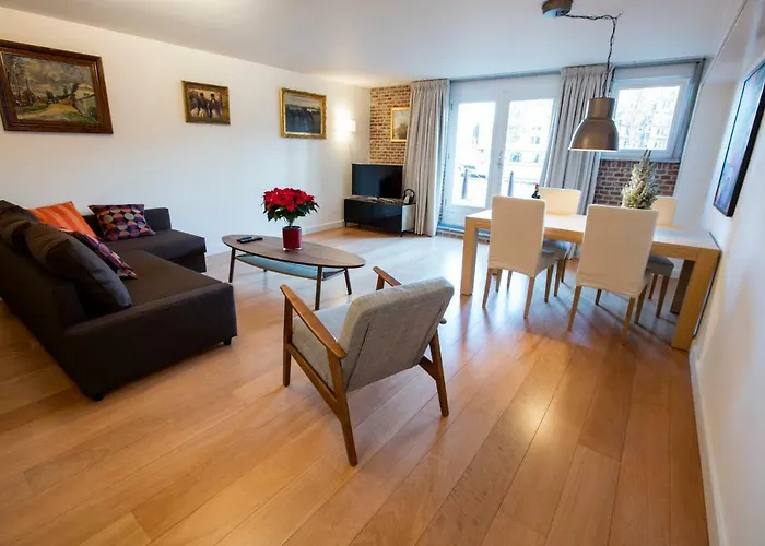 Central & Quiet Canal Apartment