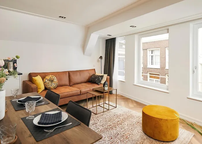 Damrak Short Stay Amsterdam