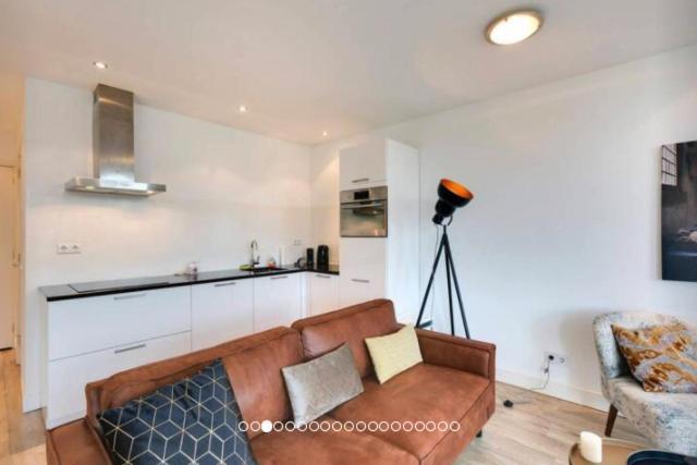 Hébergement de vacances Luxurious Canalview Apt With Patio Centre