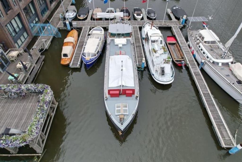 Chalet Spacious Homely House Boat