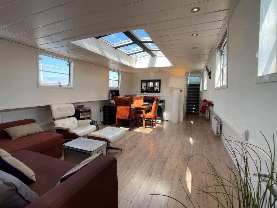 Chalet Spacious Homely House Boat *