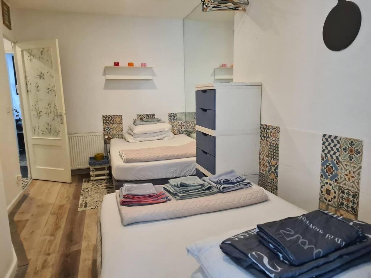 2 Double Bed In Sunny House In West *