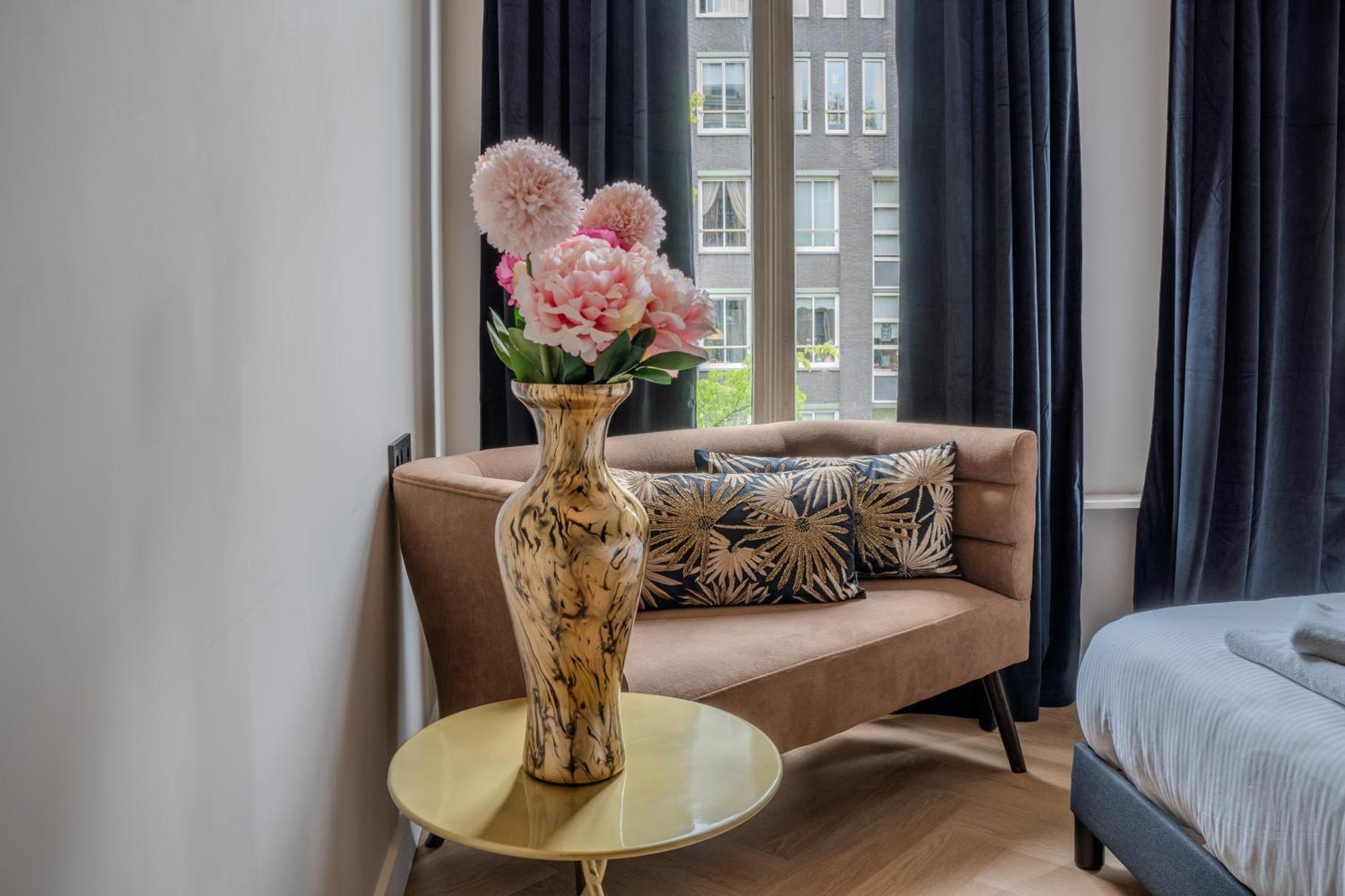 83 2* Amsterdam