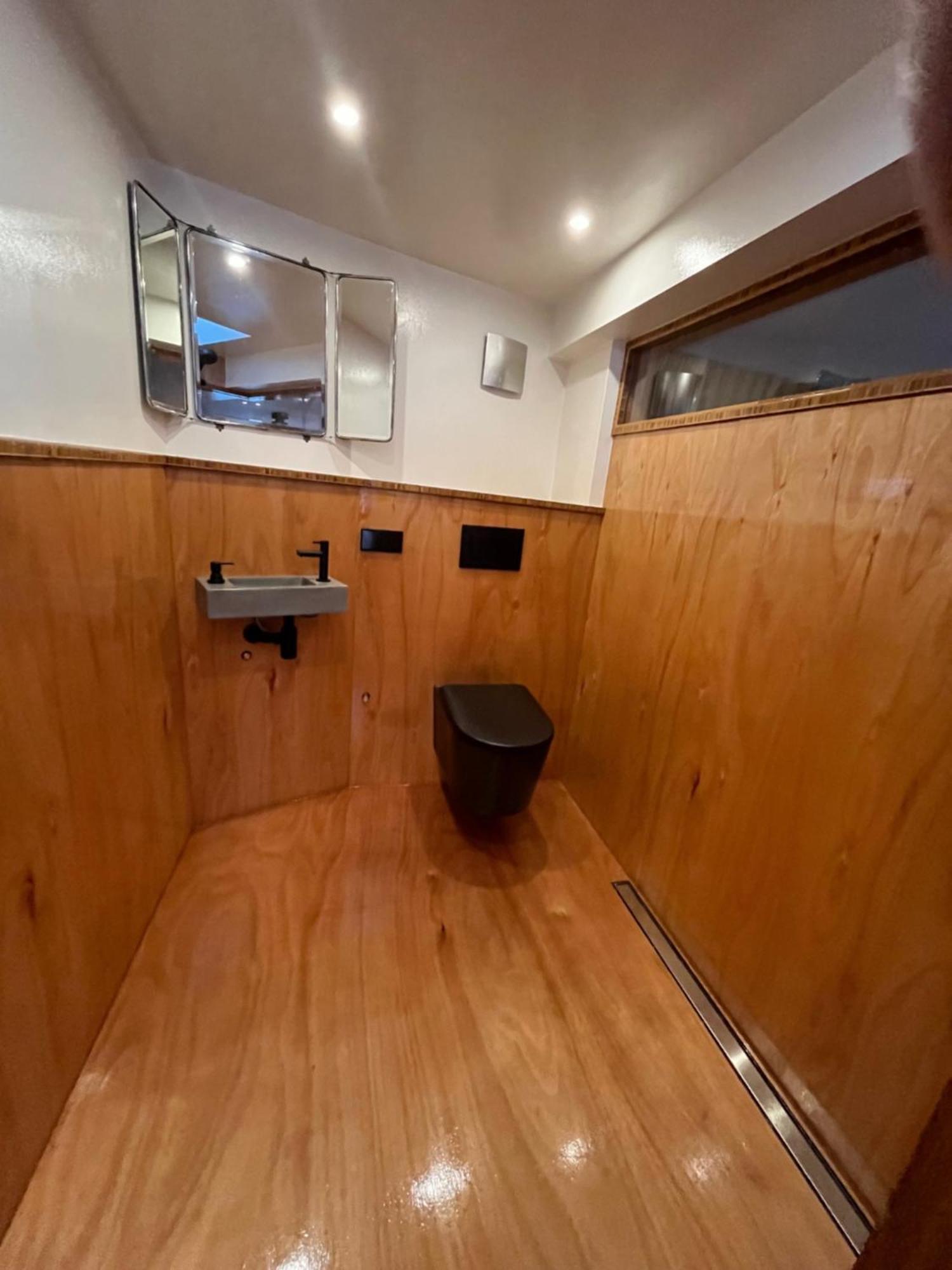 Casey's View House Boat Bed and breakfast