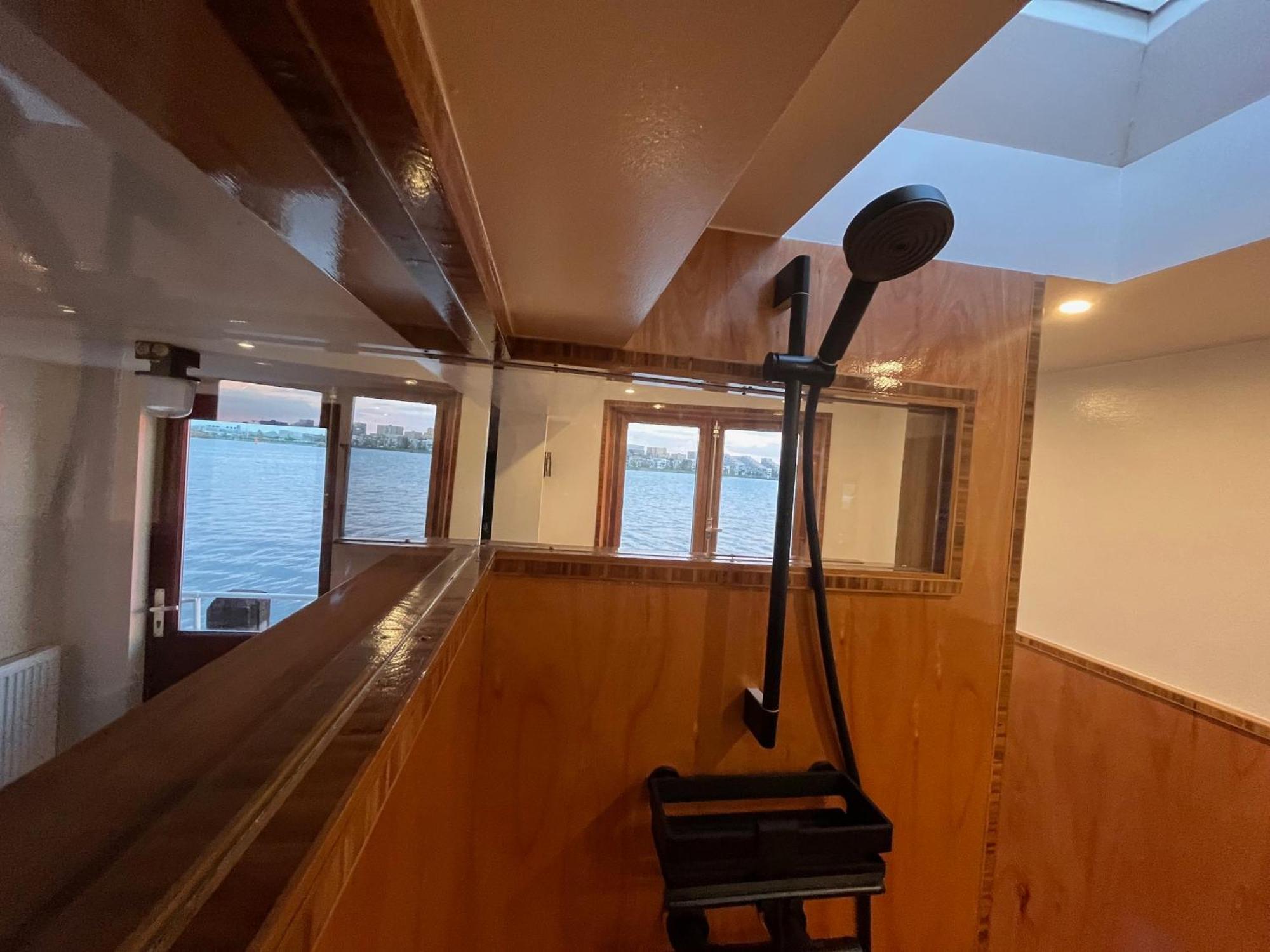 Casey's View House Boat Bed and breakfast *