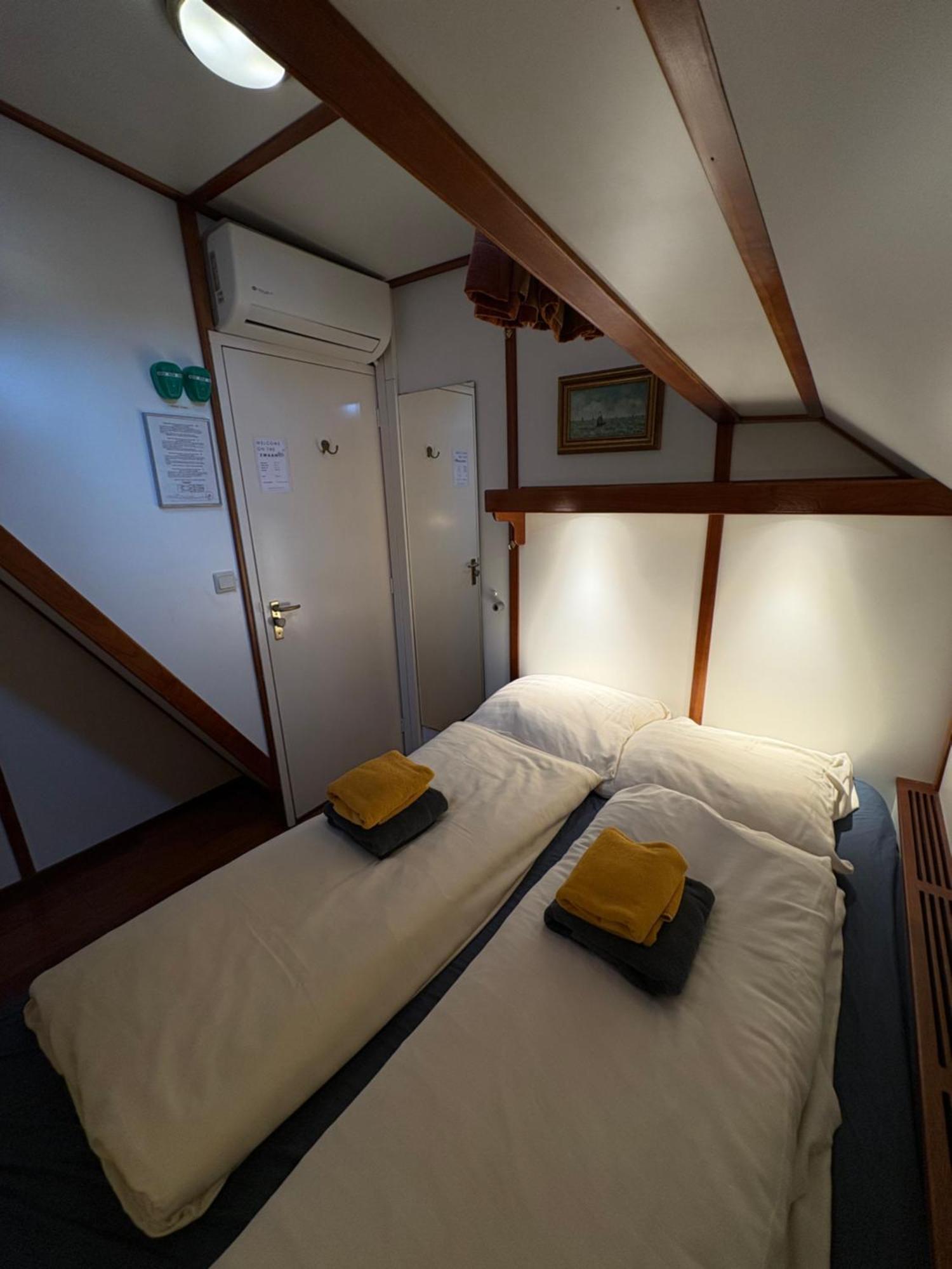 Hotelboot Zwaan * Amsterdam