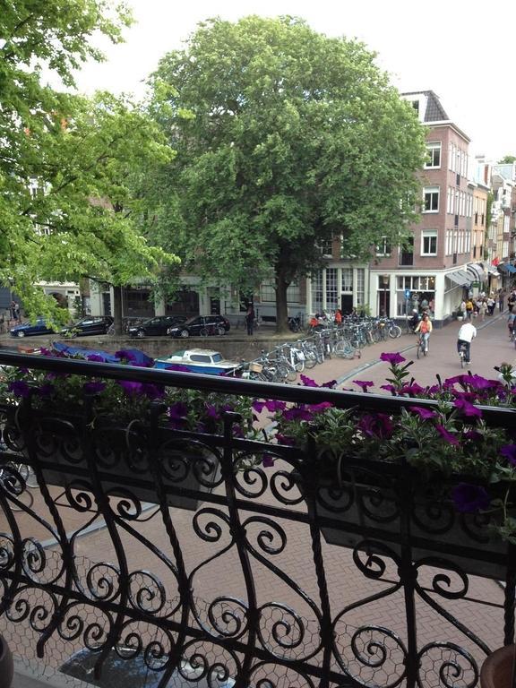 Couette-café Bij Tijn Op De Gracht Amsterdam