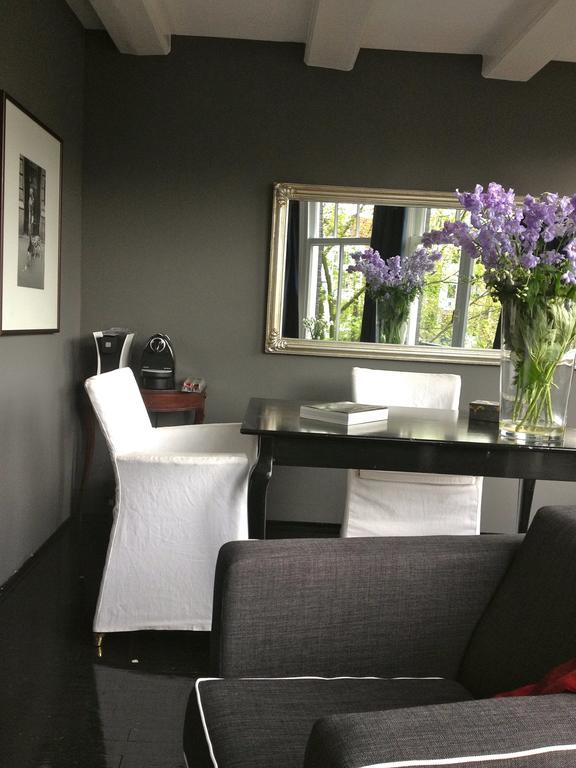 Couette-café Bij Tijn Op De Gracht Amsterdam