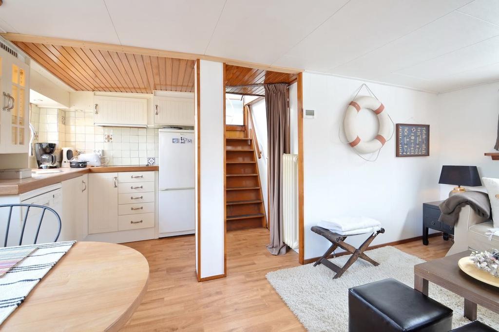 Borneokade Houseboat Couette-café