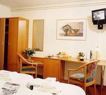 Uptown Hostal
