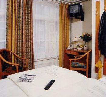 Uptown Hostal *