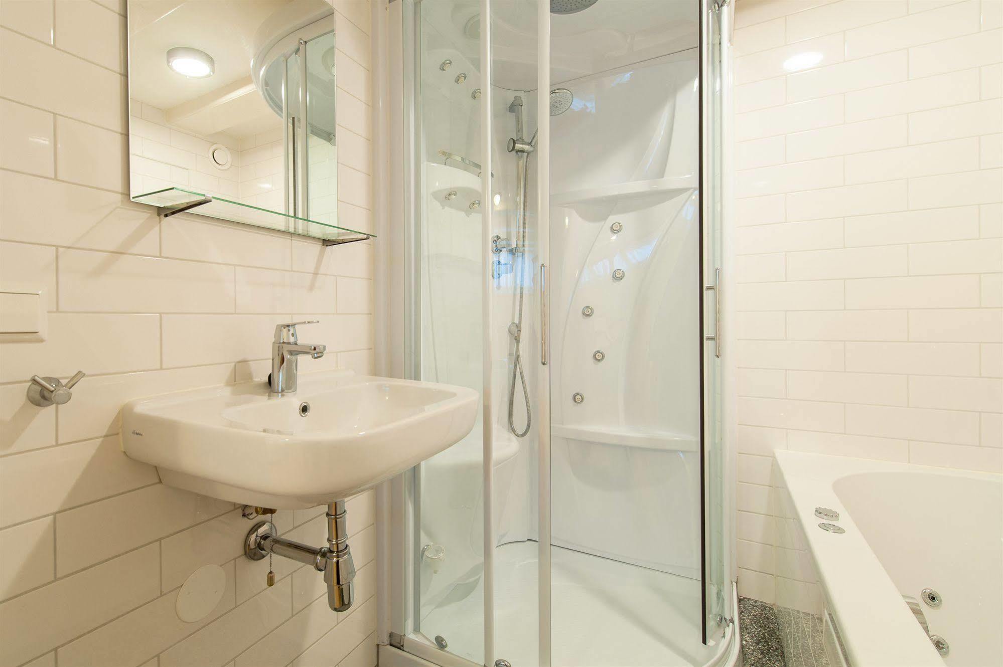 Short Group Jordaan Laurier Serviced Appartement