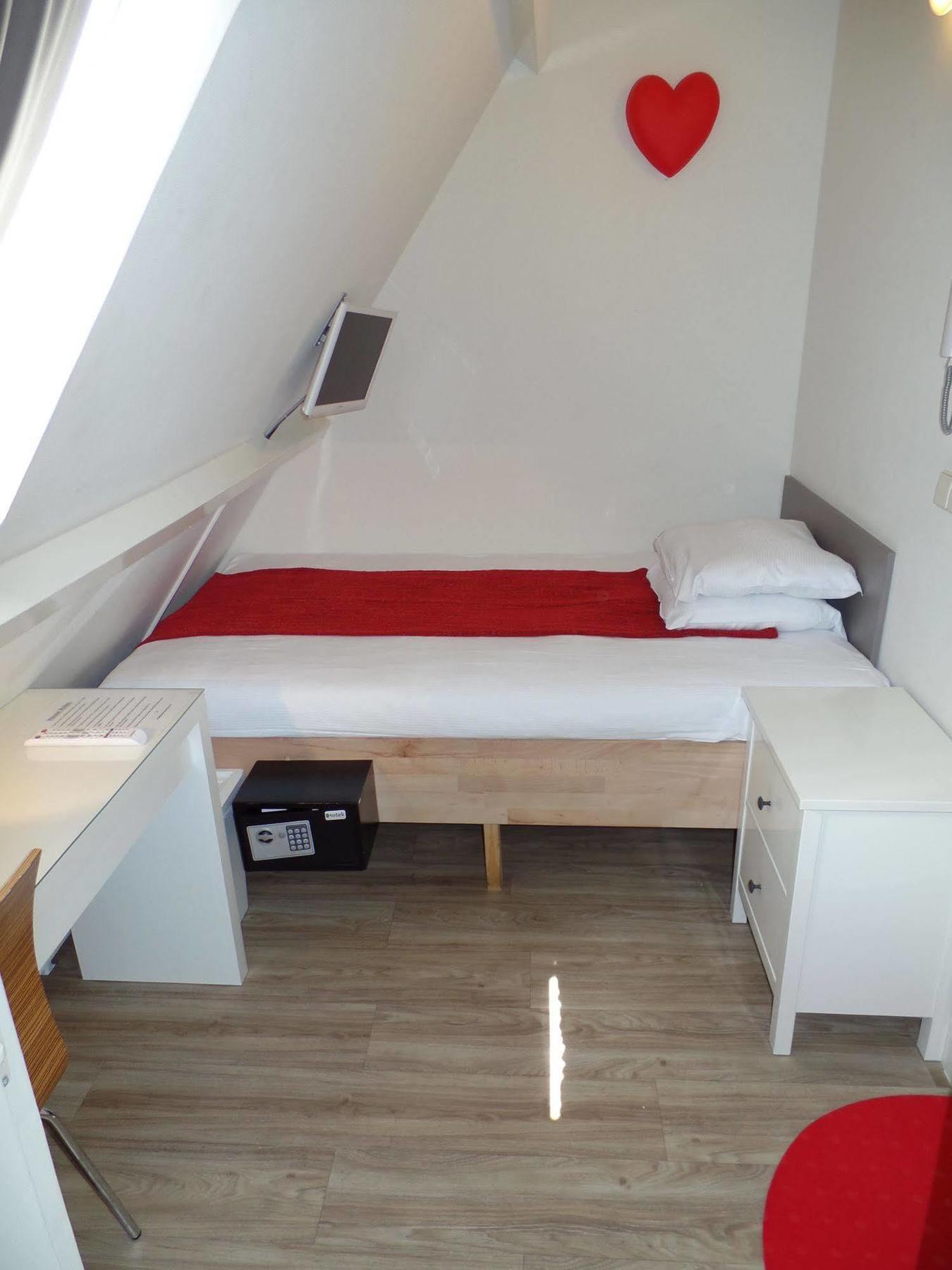 Corner House Hotel *