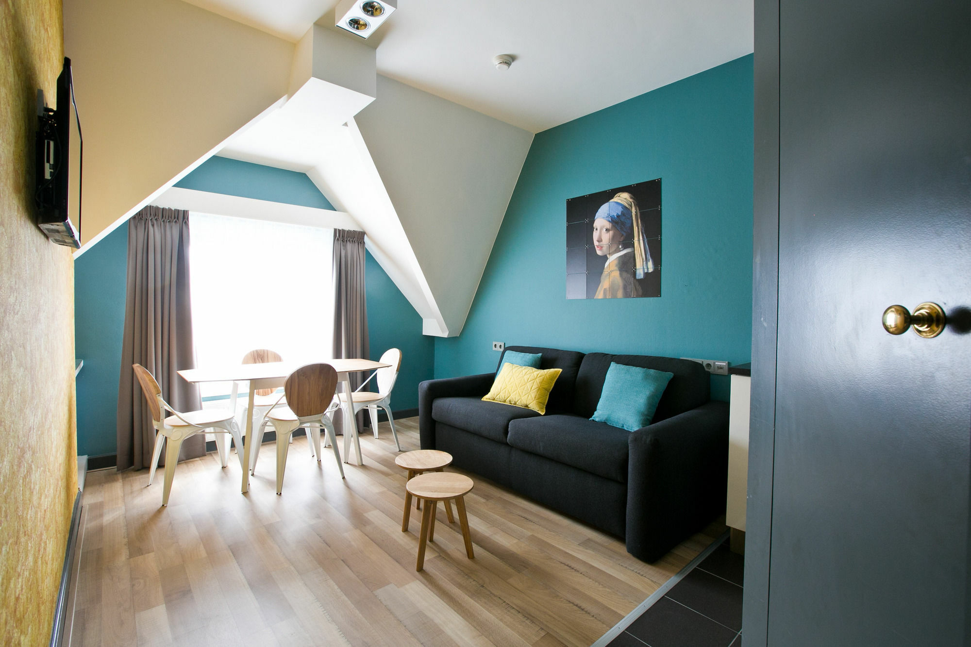 Museum Square Apartment *