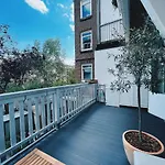 Spacious Designer Duplex Next To Central Park