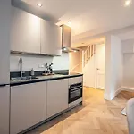 Spacious Room In The Center!