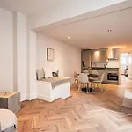 Spacious Room In The Center!