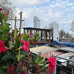 Houseboat Reussi