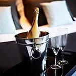 Ams Suites
