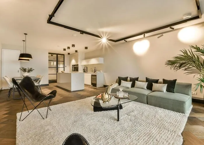 Urban Chic 4-Bedroom Apartment In Amsterdam