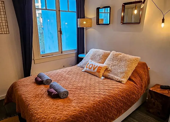 En-Suite Room In Historic Canalhouse From 1729
