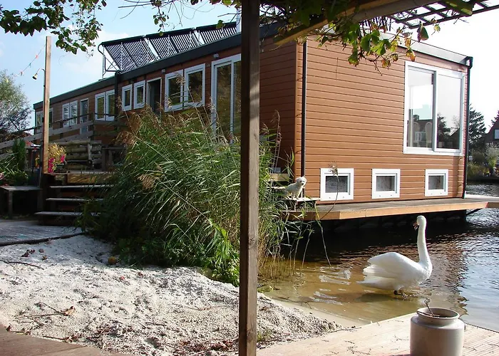 B&B Houseboat Between Amsterdam Windmills