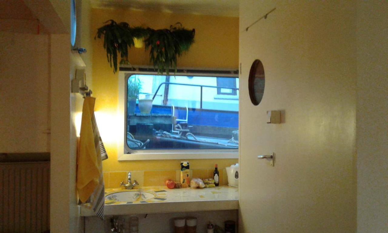 Houseboat Dokstroom Bed and breakfast *