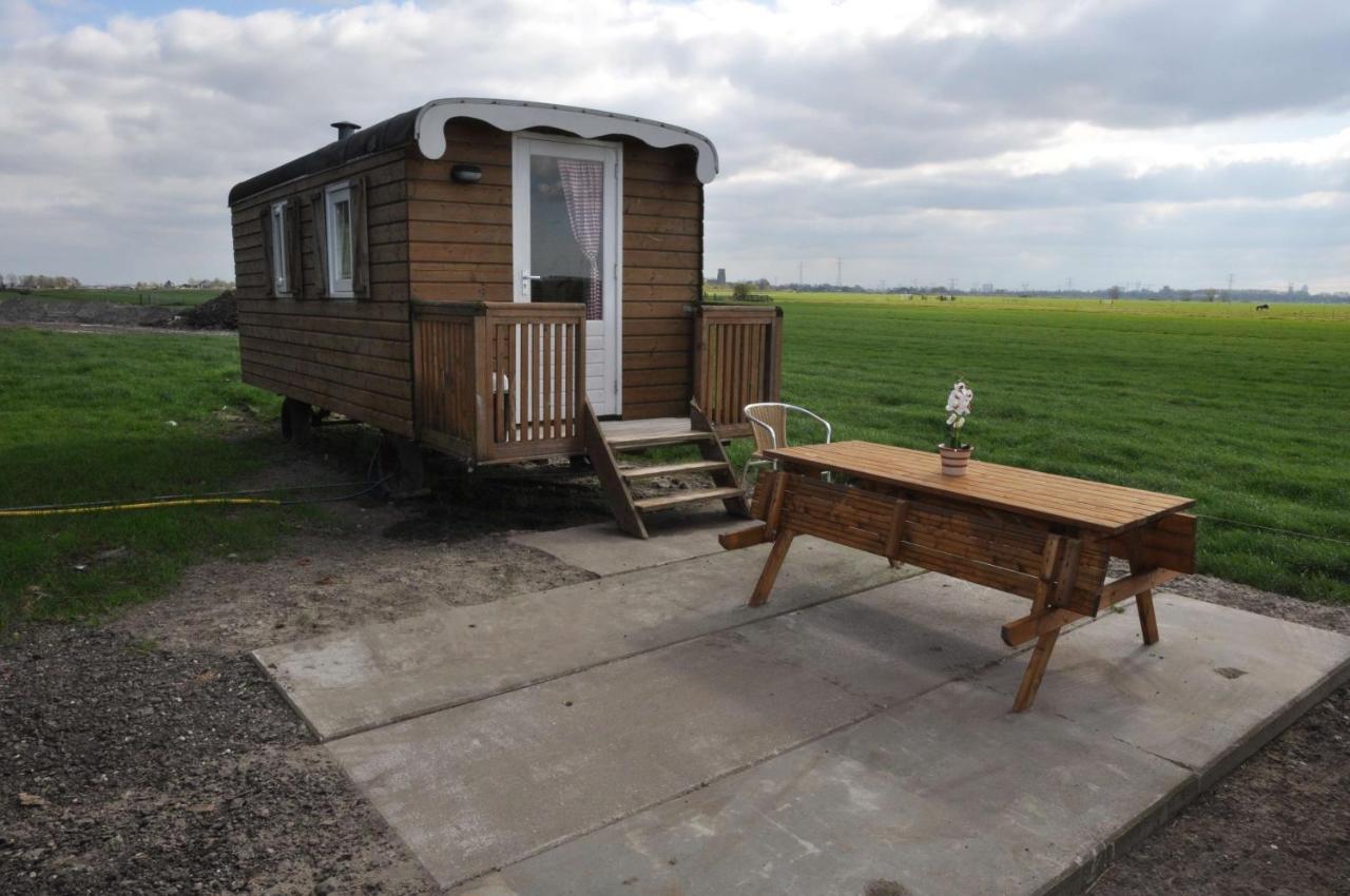 Your Cozy Waggon At The Cows' Paradise Couette-café *