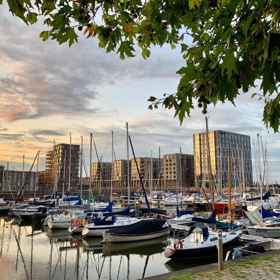 Waterfront Couette-café