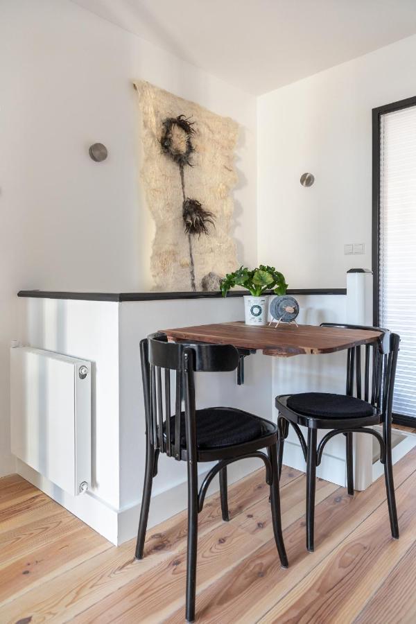Gorgeous And Stylish Place For Two In Hip West! Apartment