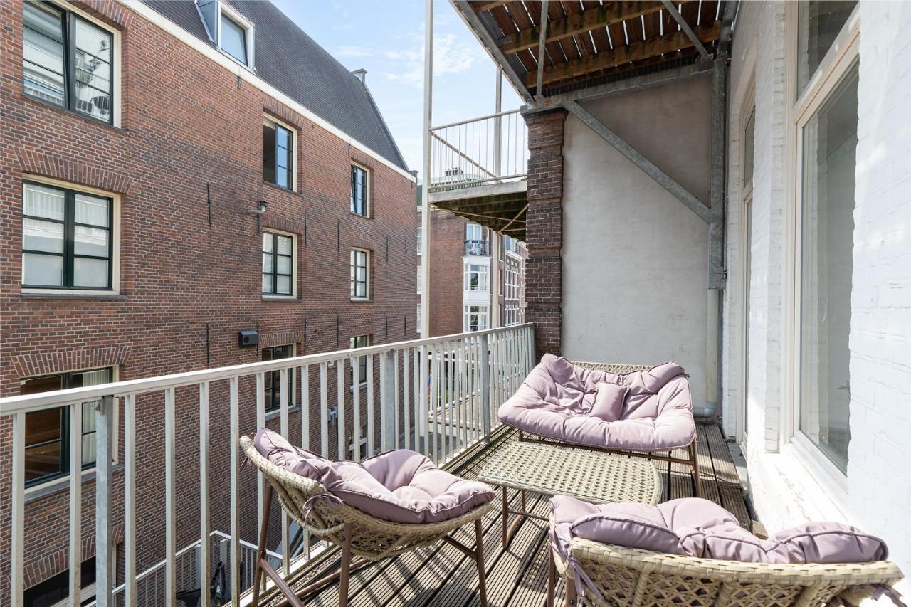 Comfortable Central With Private Balcony