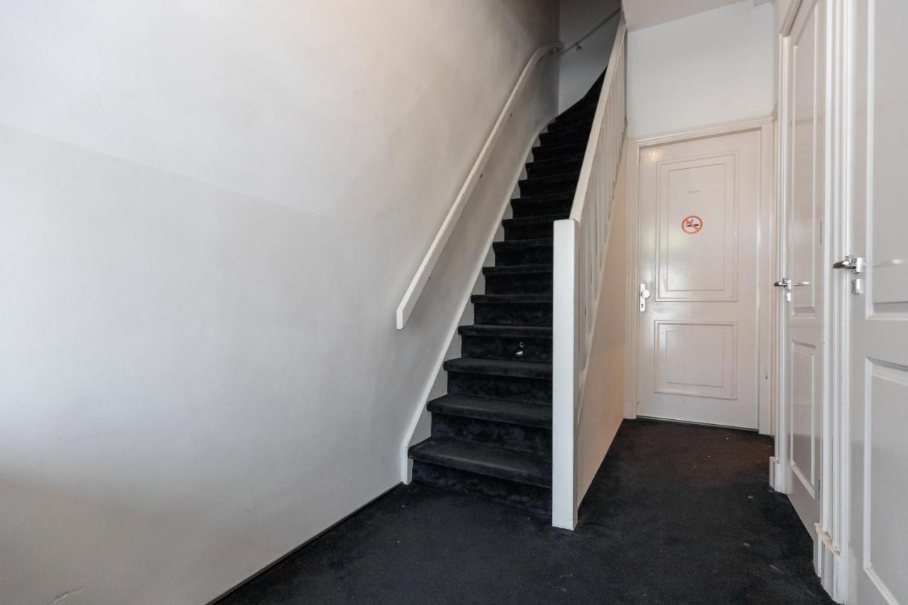 Comfortable Central With Private Balcony *