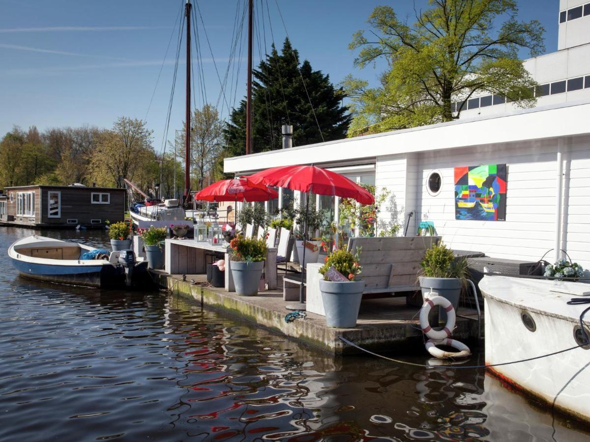 Bateau-hôtel Modern Houseboat In With Terrace