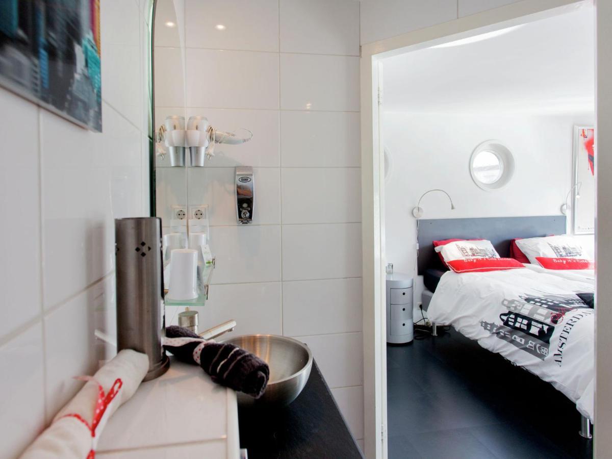 Bateau-hôtel Modern Houseboat In With Terrace Amsterdam