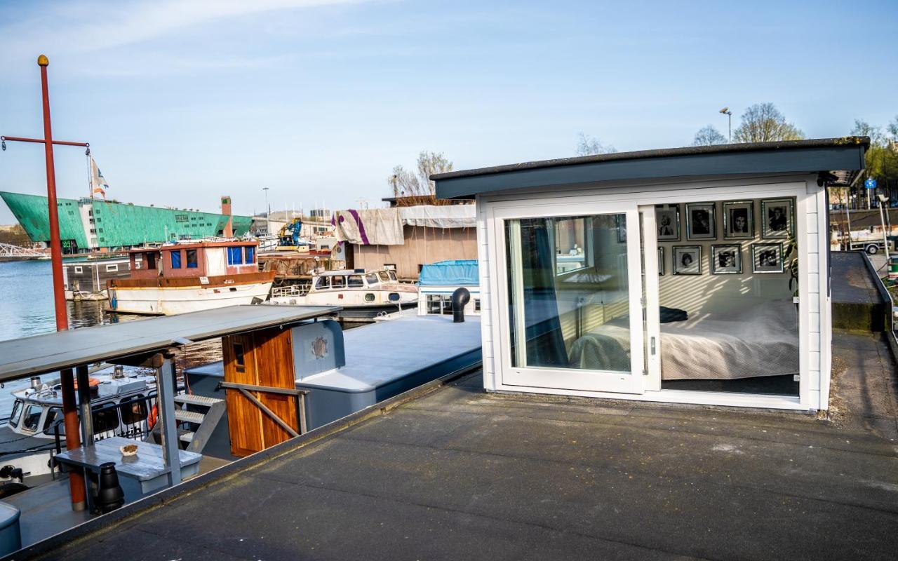 Houseboat-amsterdam *
