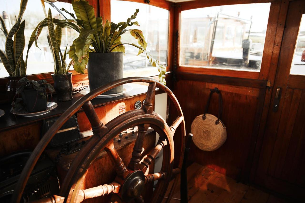 Hotel en barco Captain Pippi; Amsterdam's Finest Houseboat *