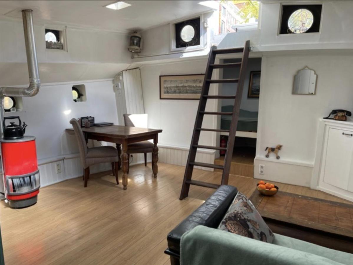 Romantic Houseboat Couette-café Amsterdam