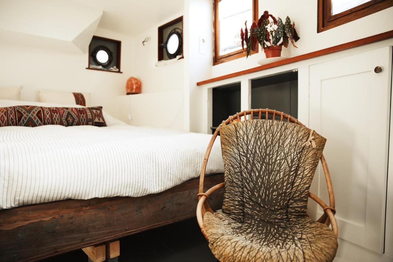 Captain Pippi; Amsterdam's Finest Houseboat Hotel en barco