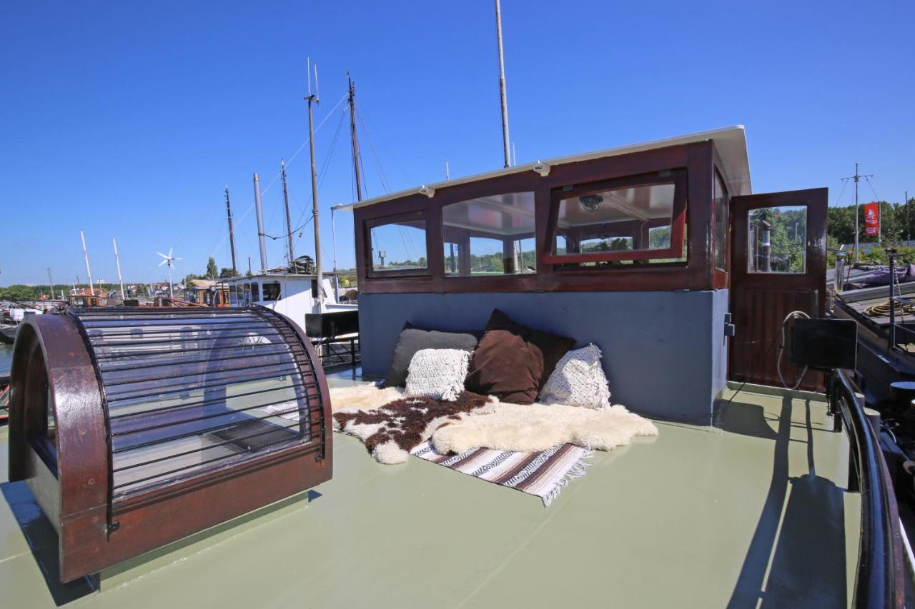 Bateau-hôtel Captain Pippi; Amsterdam's Finest Houseboat Amsterdam