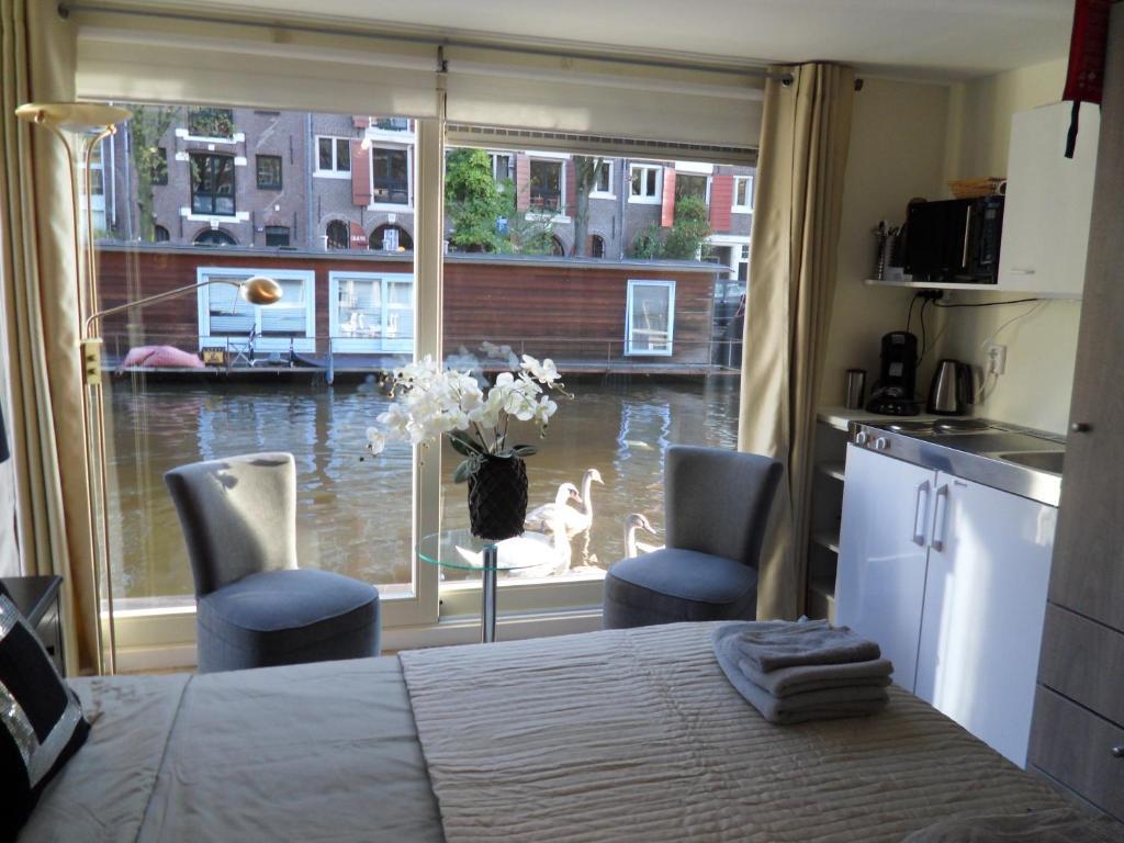 The Guest-houseboat Bateau-hôtel