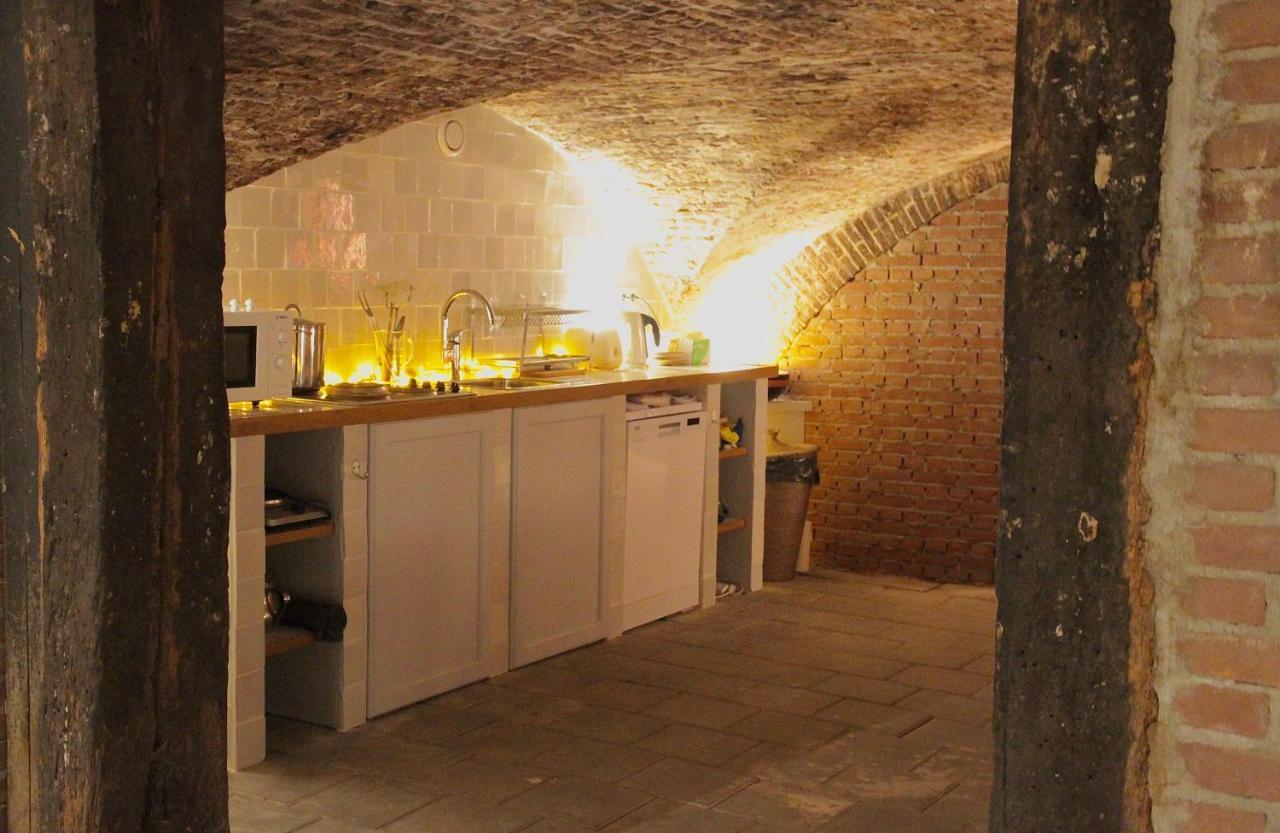 Couette-café Top-notch Along Canal In Historic Centre 2*