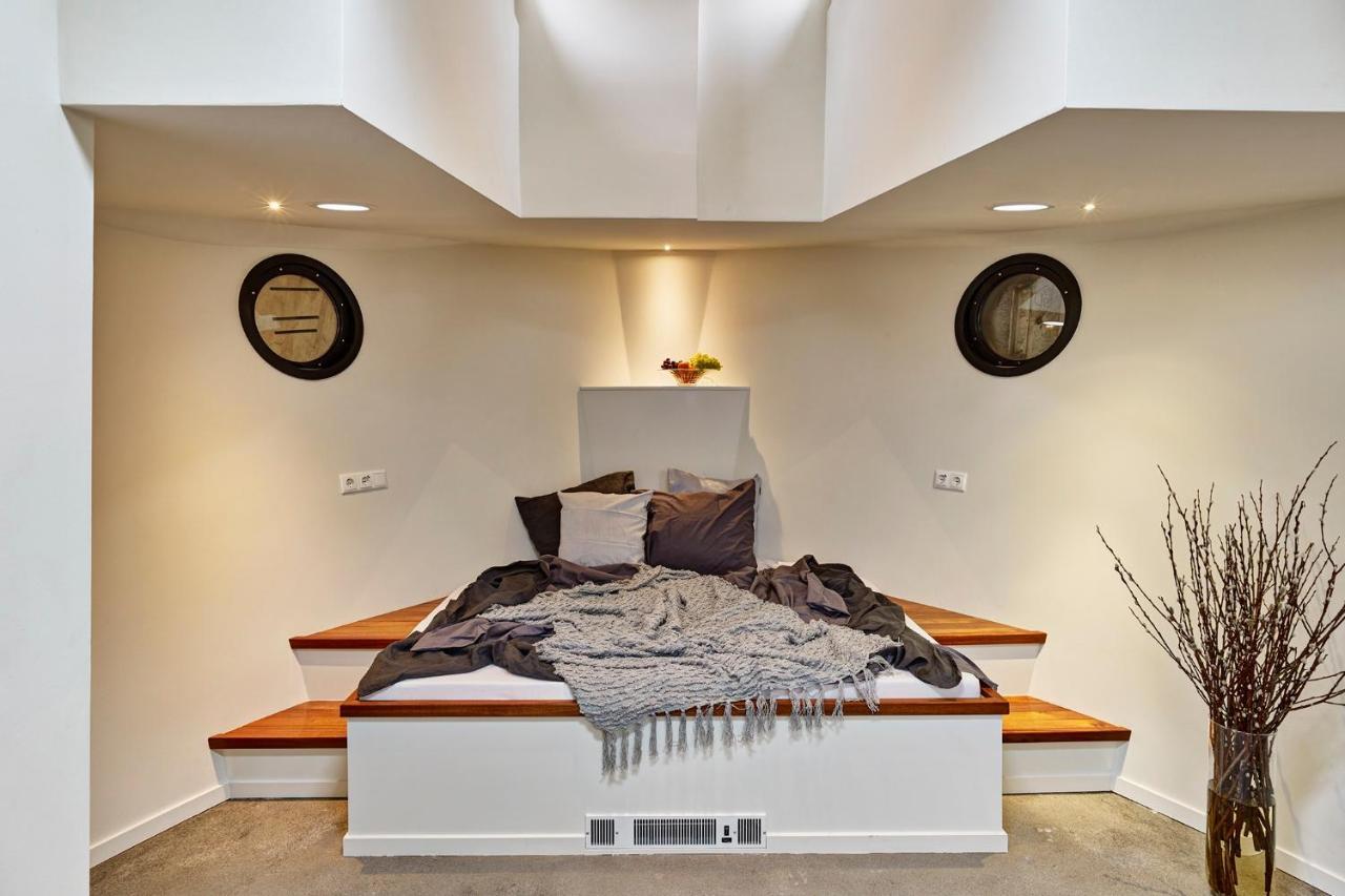 A304 Romantic Seaship In Center * Amsterdam