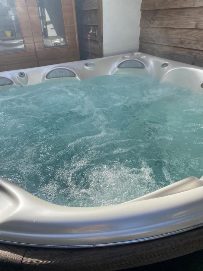 Couette-café Houseboat By The Mill With Jacuzzi And Sauna