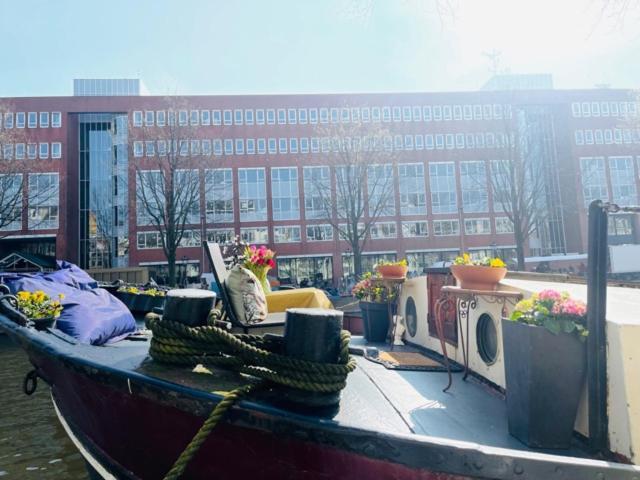 Romantic Houseboat Couette-café Amsterdam
