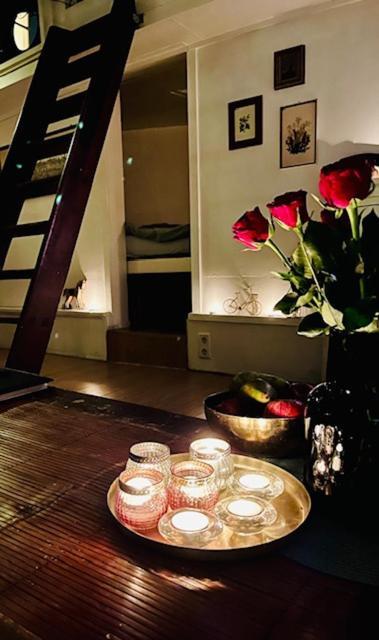 Romantic Houseboat Couette-café