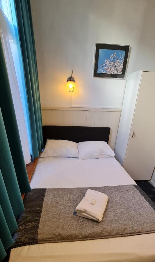 Euphemia Budget Old Canal Zone Hostal